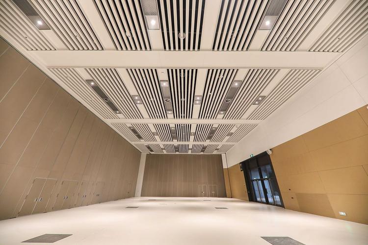 选择空间吸音体厂家需综合考量产品质量、技术研发、项目经验、服务体系
